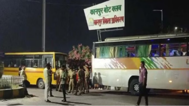 Photo of कानपुर: बजरंग दल व पुलिस ने उन्नाव की तरफ जा रही दो बसें रोकीं