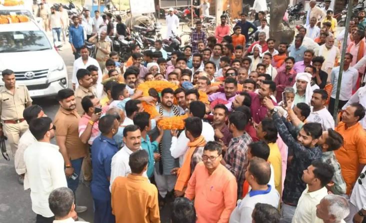 Photo of बृजभूषण के काफिले में शामिल होने पर प्रधानाध्यापक निलंबित